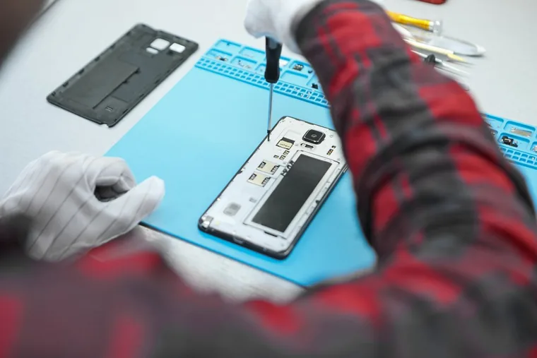 Técnico realizando reparo em smartphone